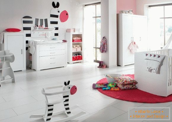 Prostrani interijer dječje sobe u bijelim tonovima