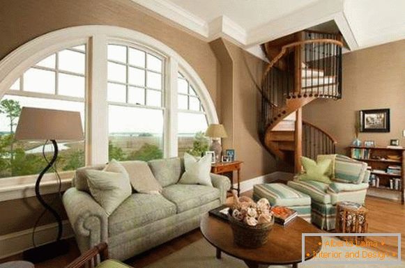 Interijer dnevne sobe s spiralnim stubištem u privatnoj kući - dizajnerske ideje