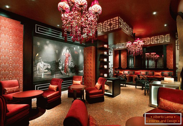 Kineska dnevna soba je dominantna boja terakote, svjetiljke, ebanovina.