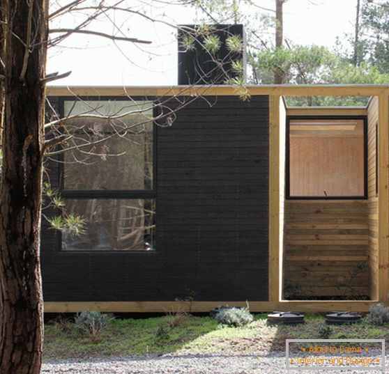 Drvena modularna kuća u šumi