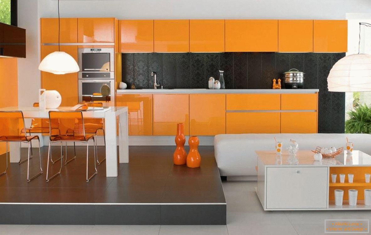 Crna boja u narančastoj kuhinji