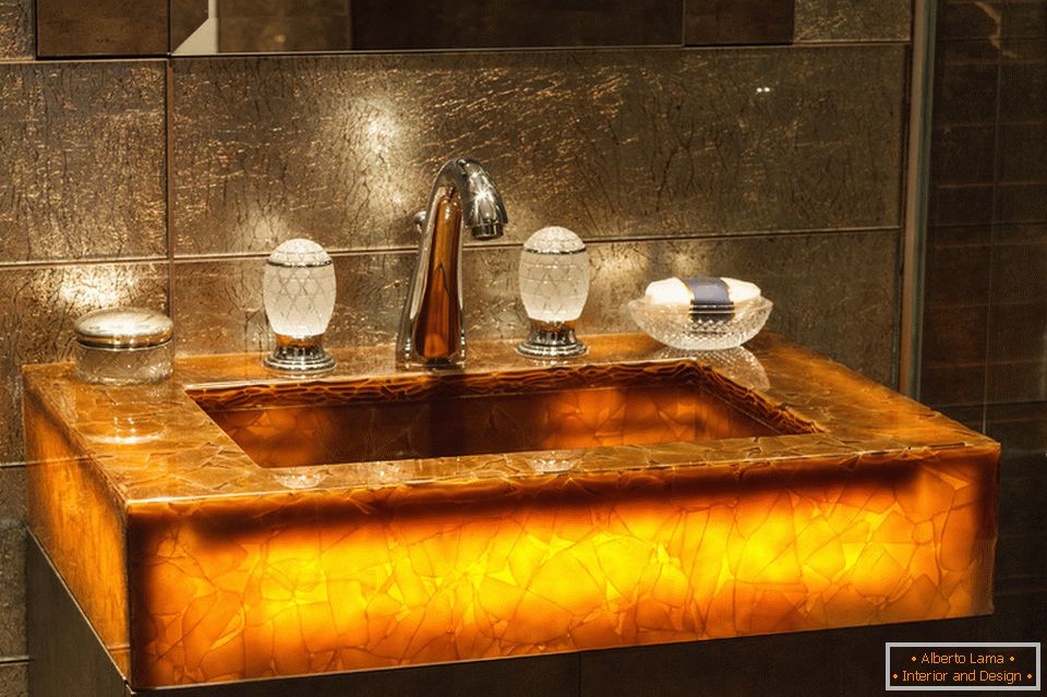 Izvorni sudoper u kupaonici elegantnog malog stana