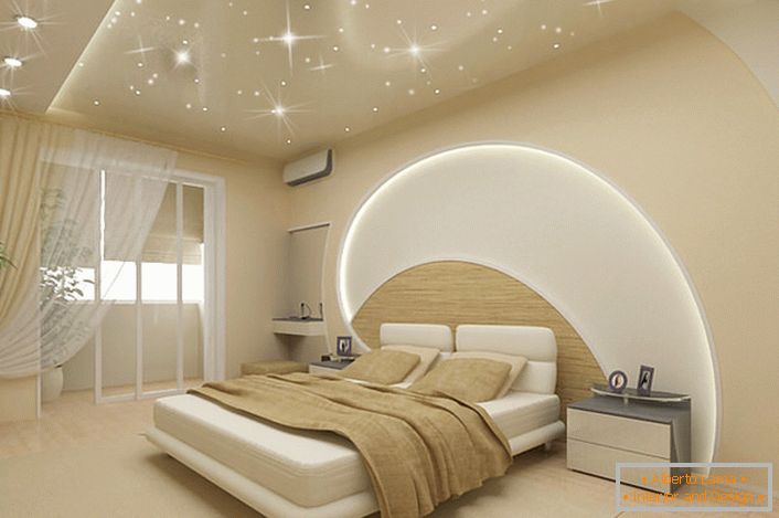 Pozornost privlači uređenje zidova i stropova u spavaćoj sobi u suvremenom stilu. LED trake prolaze kroz strop i zid iznad kreveta, protežu se stropovi oponašaju čarobno zvjezdano nebo.