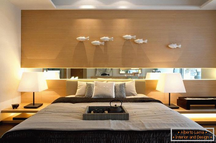 U skladu s stilom Art Nouveau za spavaću sobu je odabrana laconic namještaja od svjetlosti drva. Skromna izvedba spavaće sobe ne čini interijerom jeftino i neprivlačno. 