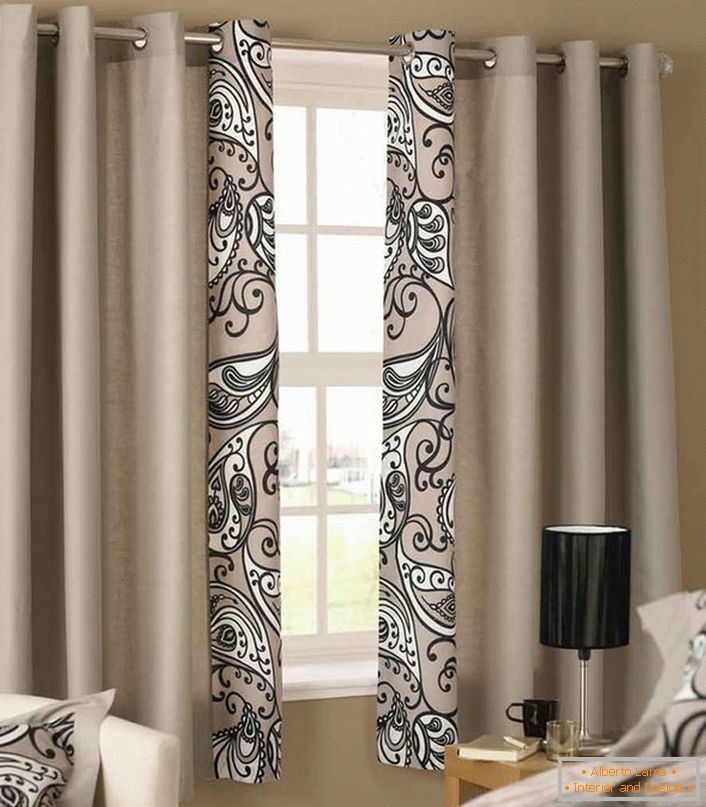 Moderne kratke zavjese svijetle ljubičaste boje ponavljaju uzorak koji je ukrašen posteljinom u spavaćoj sobi u secesijskom stilu.