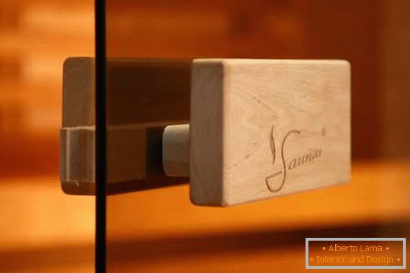 Elegantni elementi za staklena vrata u sauni - ručka od drva