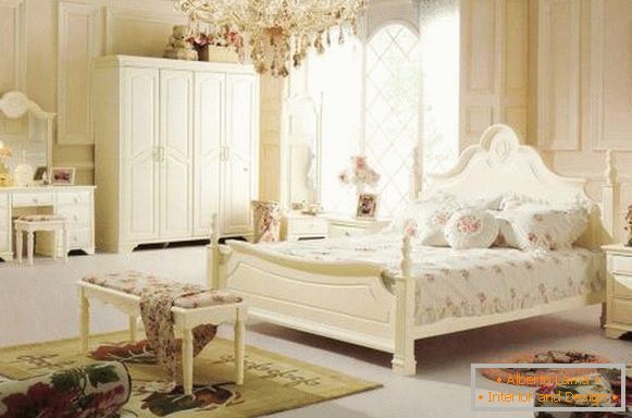 Spavaća soba u stilu Provence s kristalnim lusterom