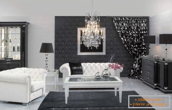 Crna i bijela soba s kristalnim lusterom