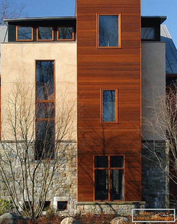 Drveni prozori - fotografija fasade privatne kuće