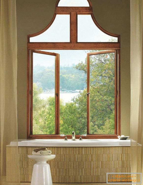 Neobičan drveni prozor u kupaonici
