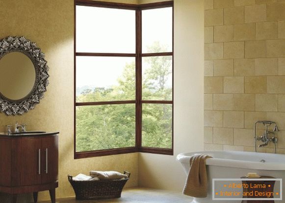 Najbolji dizajn prozora - fotografija kutnog prozora u kupaonici