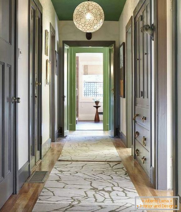 Elegantan uski koridor - fotografija s zelenim stropom