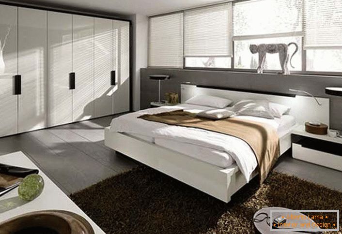 Obiteljska spavaća soba u secesijskom stilu. Za spavaću sobu je pažljivo odabran namještaj. Zidovi na glavi kreveta pune su prozora iste veličine.