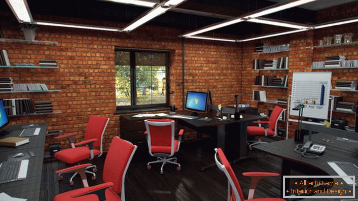 Crvene stolice u uredu u potkrovlju izgledaju organski i kreativno. Interijer je što je moguće više funkcionalan.