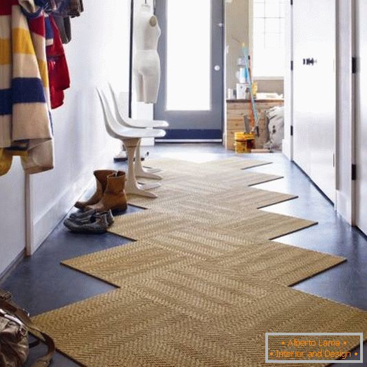 Moderan tepih za suvremenim koridorom
