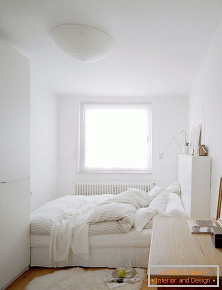 Racionalni izgled spavaće sobe u malom stanu