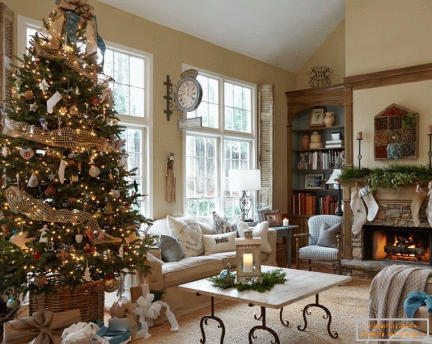 Ukrašavamo božićno drvce u dnevnoj sobi u kaminu