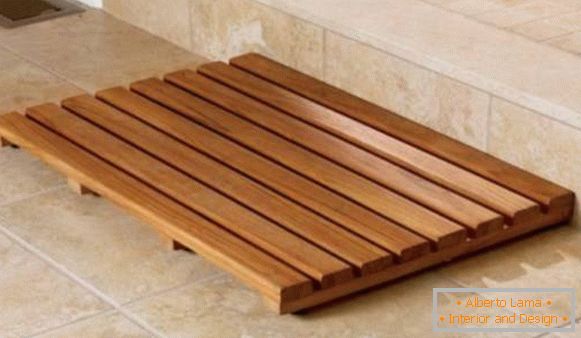 Drvena rešetka na podu u kupaonici