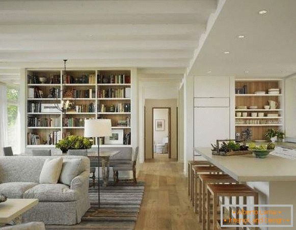 Prekrasna interijera hodnika s kuhinjom u privatnoj kući u modernom stilu