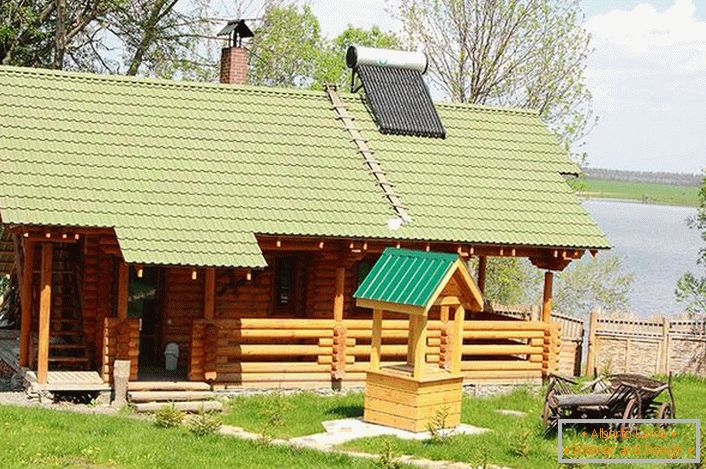 Banya iz log house u stilu planinske kuće na obali rezervoara u blizini Moskve.