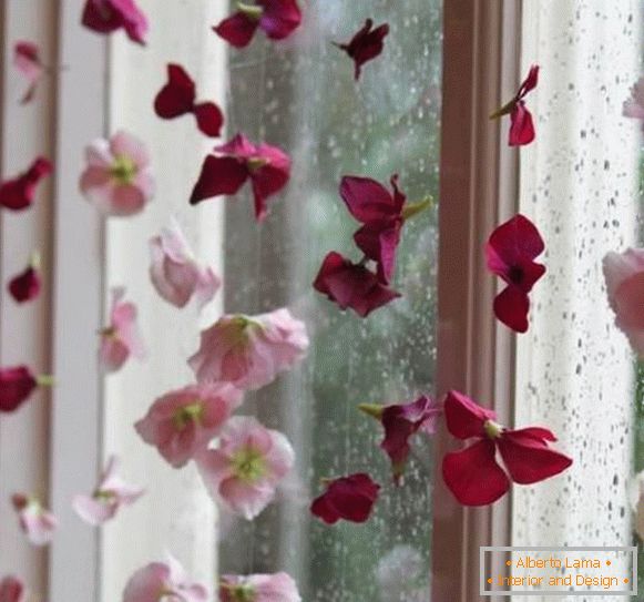 Dekoriranje prozora s umjetnim cvjetovima