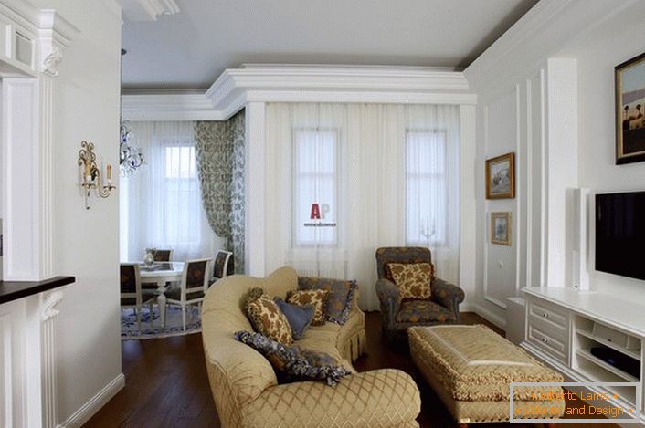 Za dizajn gostinjske sobe koristile su se svijetle boje. Namještaj bež harmonično u kombinaciji s bijelim ukrasom zidova.