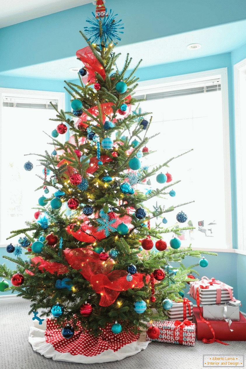 Dekoracija božićnog drvca u plavim i crvenim bojama