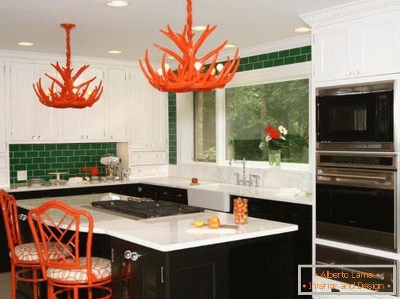 Kuhinja s zelenim zidovima i crvenim dekorom