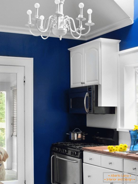 Kuhinja sa svijetlim plavim zidovima