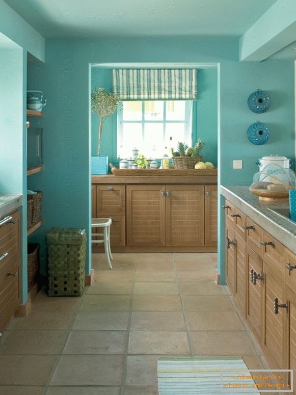 Kuhinja s plavim zidovima i stropom