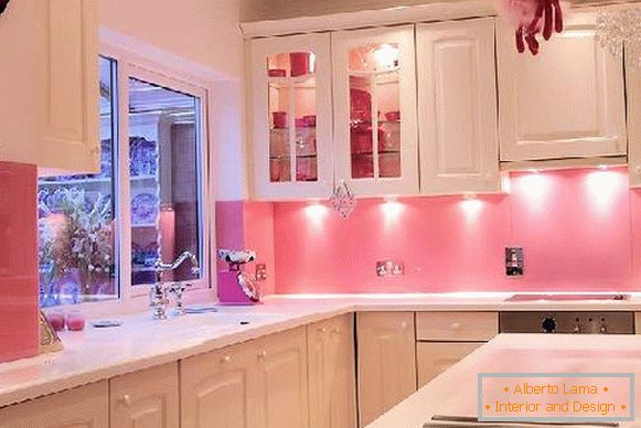 Kuhinja s ružičastim zidovima