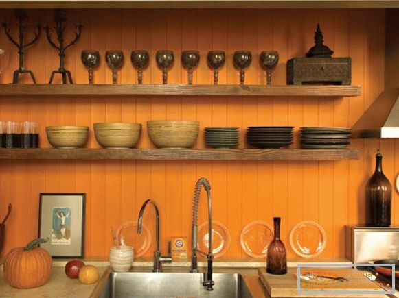 Kuhinjski dizajn s narančastim zidovima