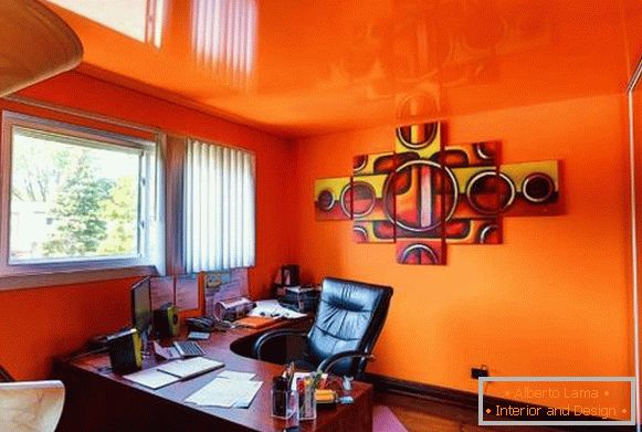 Svijetli interijer s rastezljivom stropom narančaste boje