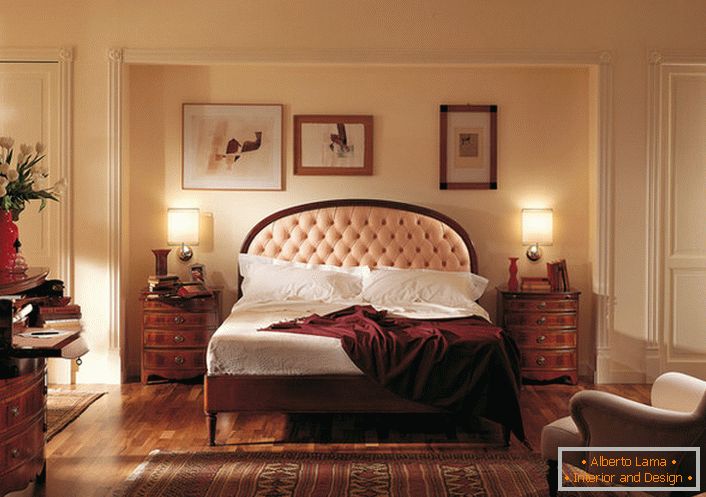 Plemenit stil engleskog jezika u spavaćoj sobi privlačan je i skroman. Središte pažnje je krevet na visokoj sjenici, koji je okovan klinčićem meke lagane bež krpe.