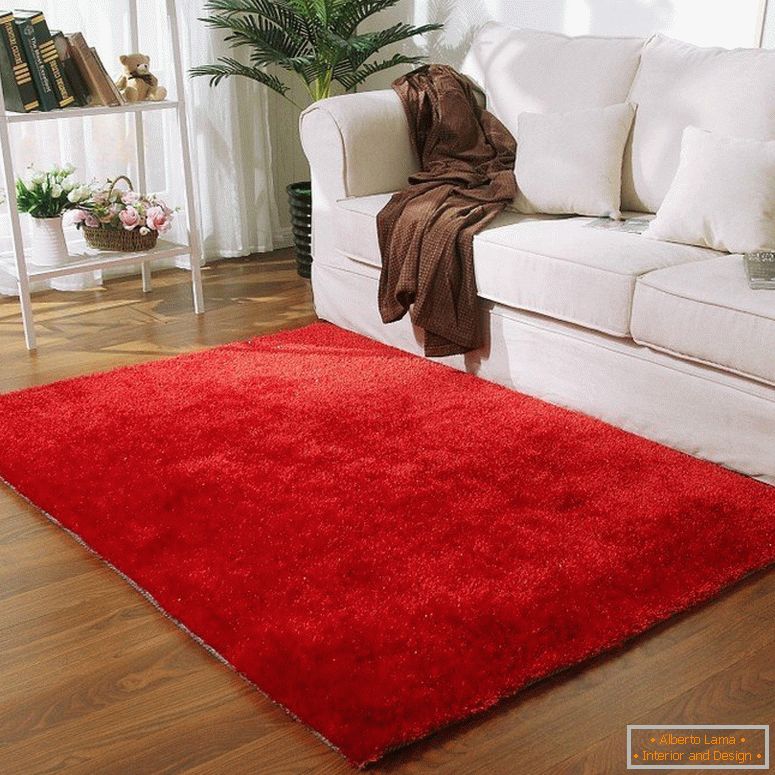 Crveni tepih ispred bijelog kauča