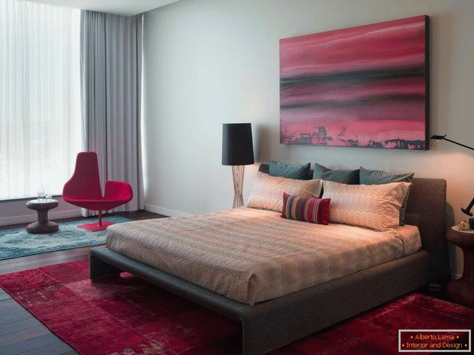 Bordeauxov tepih, fotelja i slika u spavaćoj sobi