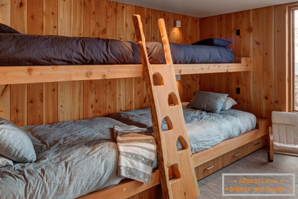 Domaći krevet na katu od drva