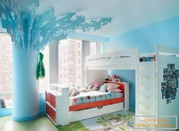 Dvosobni krevet i stablo u sobi za djevojčice