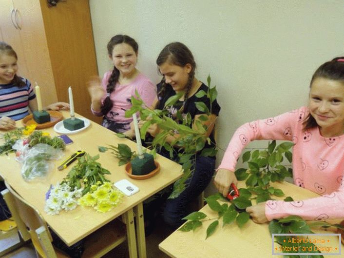 Naučimo kako ukrašavati svijećnjaci cvjetovima i lišćem.