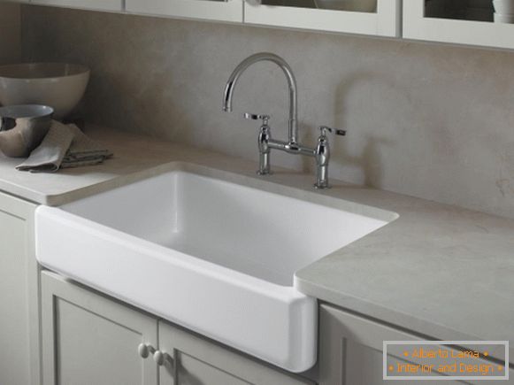 Ugrađeni sudoper i sivog namještaja u kuhinjskom dizajnu 2015