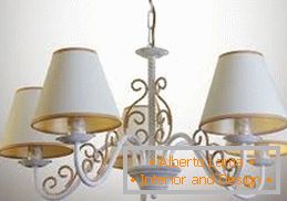 Bijele stropne svjetiljke u stilu Provence