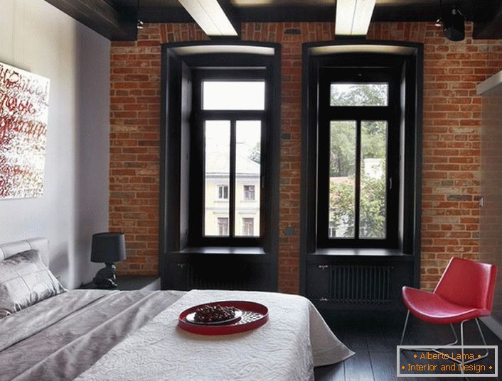 Uspješna kombinacija klasičnih boja - bijela, crvena, crna u unutrašnjosti stila spavaće sobe.