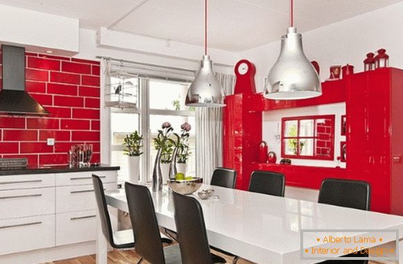 Kuhinja je crvena s bijelom fotografijom 14