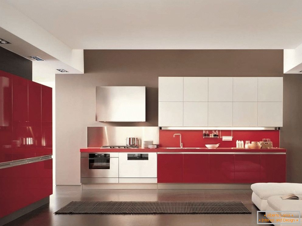 Crvena kuhinja u minimalističkom stilu