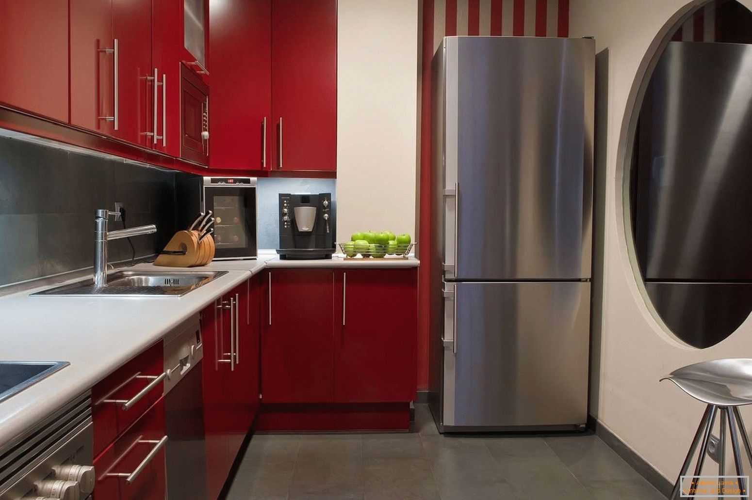 Sivi kat u kuhinji s crvenim namještajem