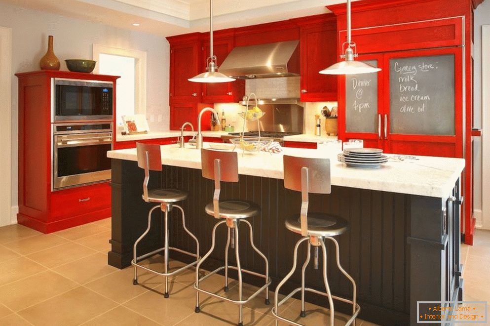 Višeslojni strop u kuhinji s crvenim namještajem