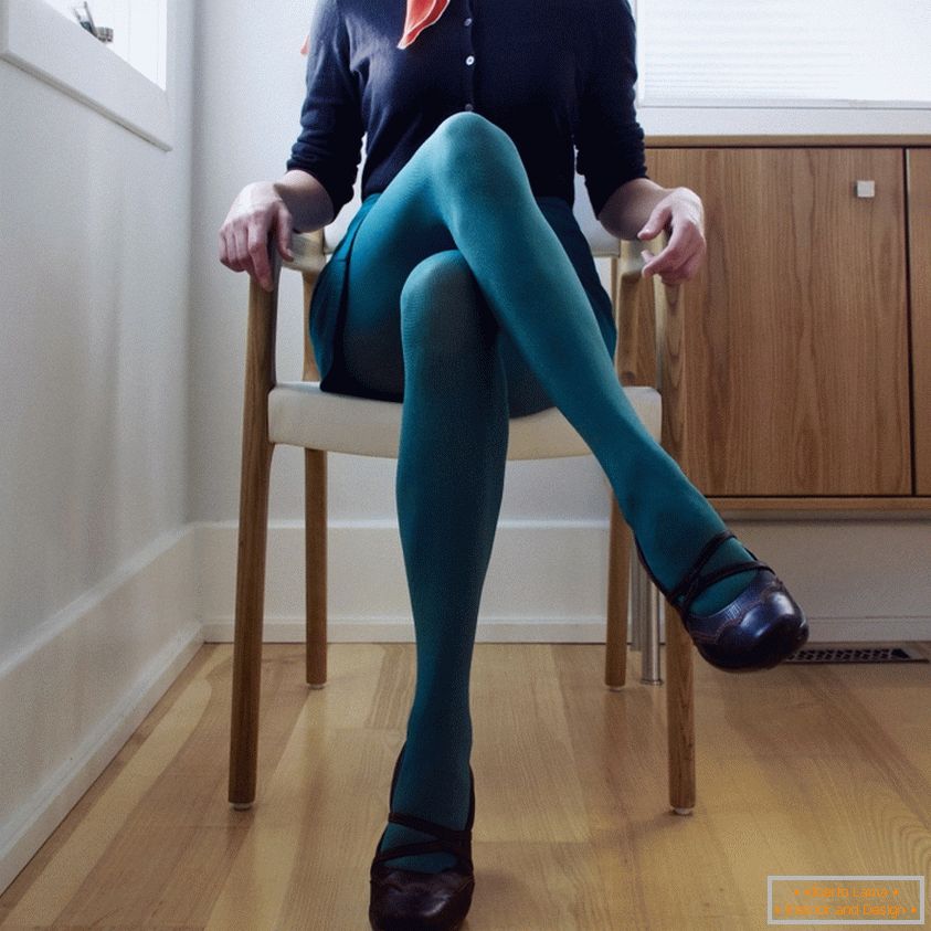 Lori Andrews autoportret u zelenim čarapama