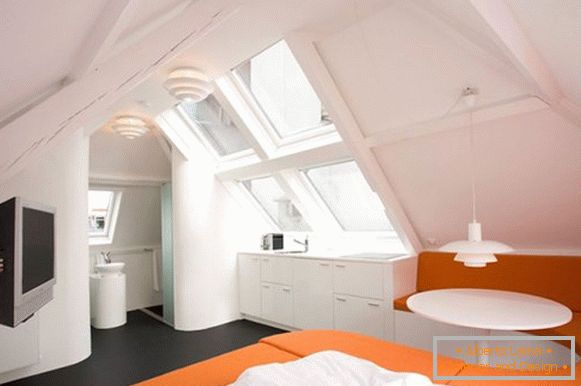 Kreativni interijer apartmana u narančastoj boji