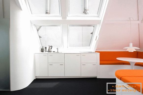 Kreativni interijer apartmana u narančastoj boji