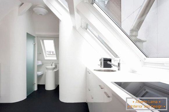 Kreativni interijer apartmana u bijeloj boji